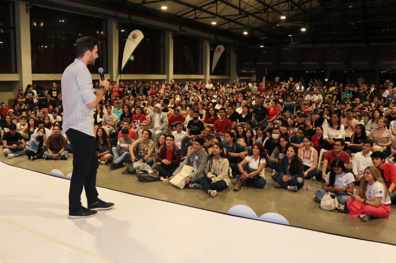 Javier Santaolalla en su conferencia en Cali